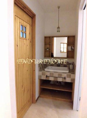 洗面台　タイルはご要望で市松模様に貼りました。照明はビーズランプをご提案♪