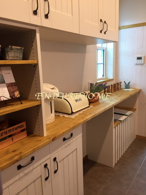 食器棚　キッチン周りは汚れが付きやすいので
塗料にも気を配りました!!取っ手や色もご自由に選べます～♪