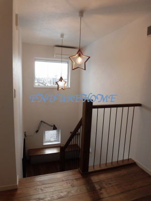 階段　☆の照明を2つ並べてみました♪