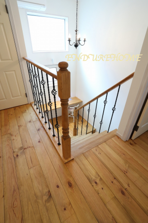 無垢のパイン材。写真でも伝わってくる
優しい雰囲気は無垢のいいトコロ。
アイアンの小柱とシャンデリアと色を
そろえ統一感を出しました