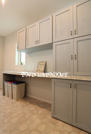 食器棚はオーダーで造りました
中を見せたくないとの要望で
すべて扉をつけました。
天板にもタイルをはり掃除のしやすさに
こだわりました☆