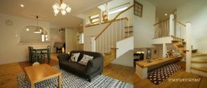 リビングから見える位置に中二階の空間があり
パソコンや勉強スペースにもお使いいただけます♪
中二階下は大容量の物置スペースにも◎