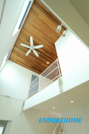 ウエスタンレッドシダー材を天井にはり
輸入のシーリングファンを♪素敵です♪
