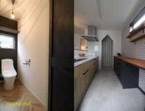 トイレやキッチンのクロスもお好きなものをお選びいただけます。
オーダーで造った食器棚は、リクシルのキッチンとお揃いのデザインで、引き出しにはソフトクローズ機能もつき使い勝手も抜群◎