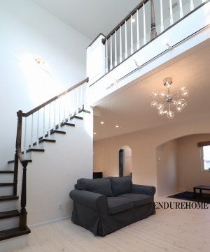 大きな吹き抜けが気持ちいいリビング　照明も素敵です♪