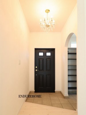 シャンデリアの照明がポイントの玄関ホール♪