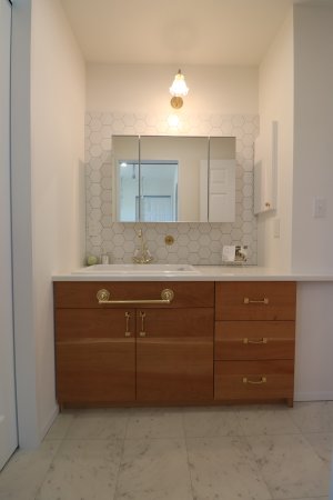 収納付ミラーの洗面台