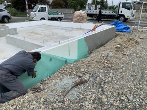 基礎外周ベースコート塗り