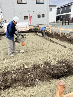 砕石入れ　転圧